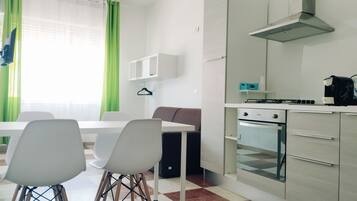 Studio | Eigene Küche | Großer Kühlschrank, Ofen, Herdplatte, Espressomaschine