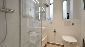 Design-Apartment, Stadtblick, Erdgeschoss (Cocoma) | Badezimmer | Dusche, Designer-Toilettenartikel, Haartrockner, Handtücher