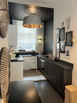 Full-size fridge, microwave, stovetop, dishwasher - Cocoma-Design-Apartment (Munich)