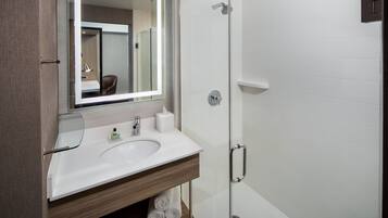 Een bad/douchecombinatie, gratis toiletartikelen, een haardroger