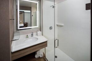 Kombinasi shower/bathtub dan perlengkapan mandi gratis