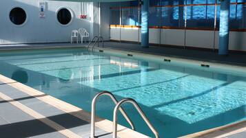 Indoor pool, sun loungers