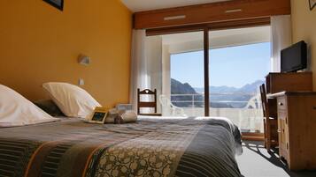 Family Room (Espace Ubaye) | Iron/ironing board, bed sheets