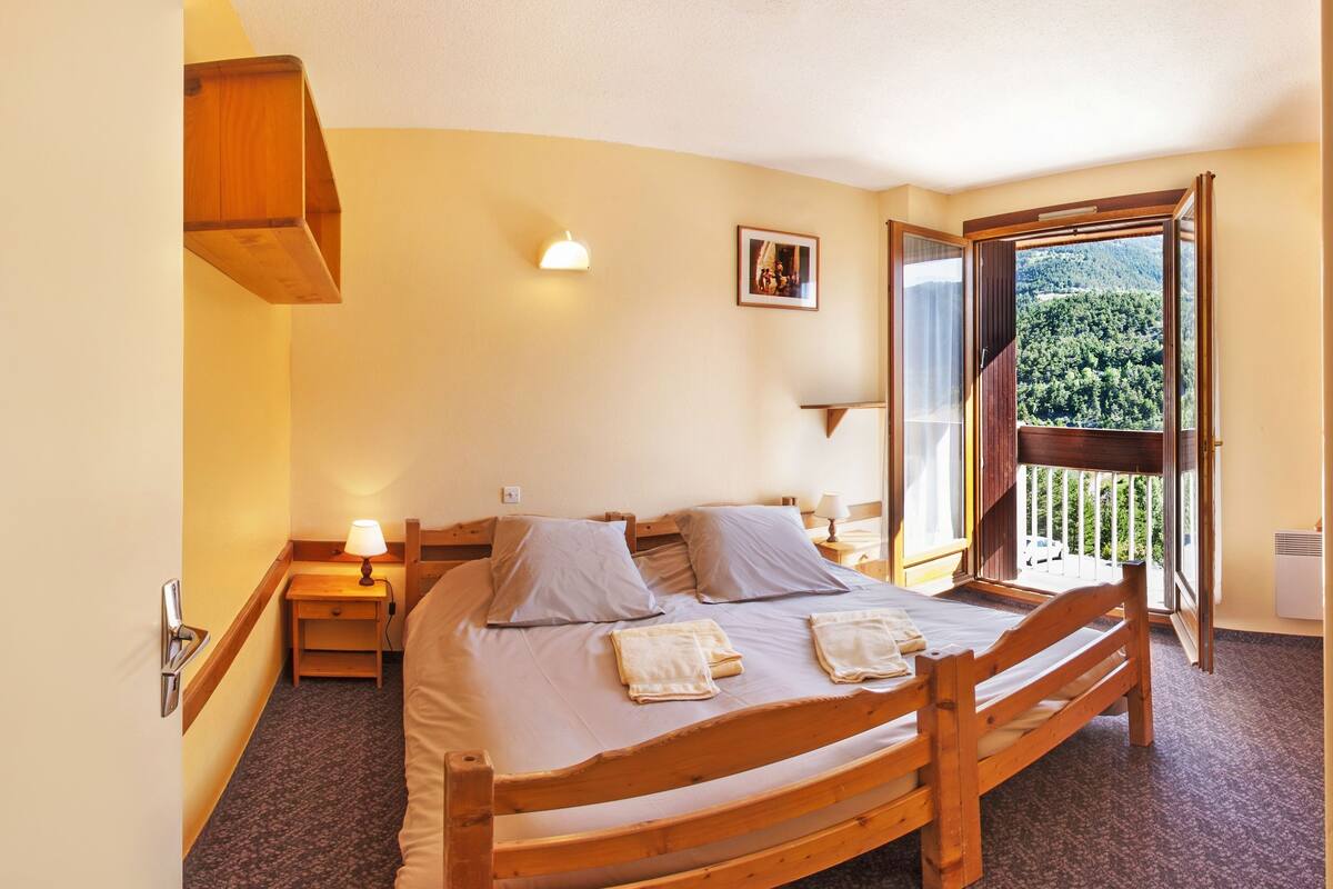 Iron/ironing board (on request), bed sheets