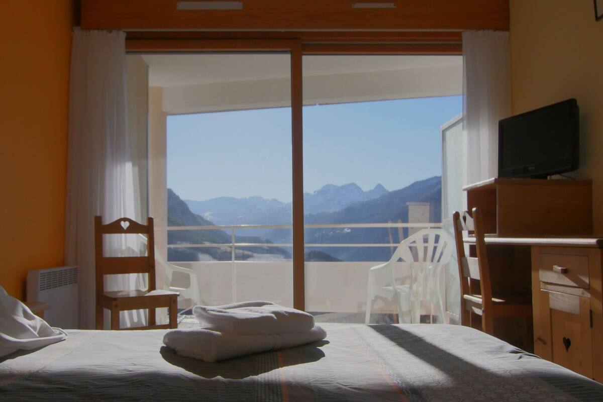 Double Room (Espace Ubaye) | Iron/ironing board (on request), bed sheets