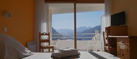 Double Room (Espace Ubaye) | Iron/ironing board, bed sheets