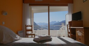 Double Room (Espace Ubaye) | Iron/ironing board, bed sheets - Lou Riouclar (Meolans-Revel)