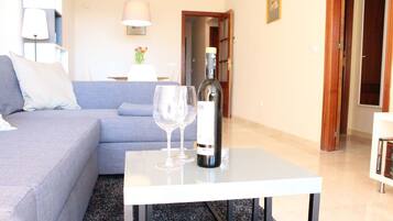 Een smart-tv, boeken en een stereo