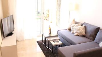 Een smart-tv, boeken en een stereo