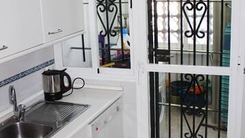 Een koelkast, een microgolfoven, een oven, een kookplaat