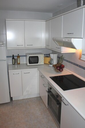 Kühlschrank, Mikrowelle, Ofen, Herdplatte