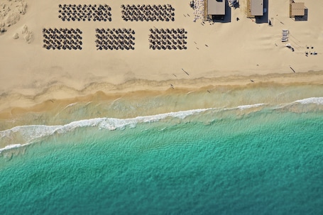Plage, sable blanc, chaises longues, parasols. ROBINSON CABO VERDE - Adults only -All inclusive