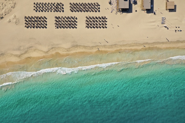 Plage, sable blanc, chaises longues, parasols