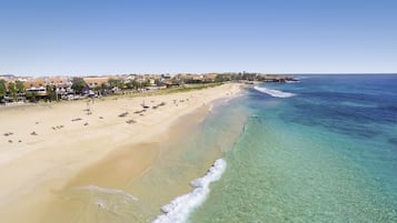 Plage, sable blanc, chaises longues, parasols