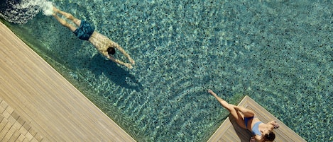2 piscines extérieures, parasols de plage, chaises longues