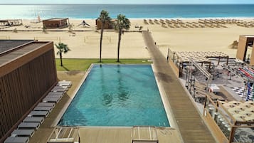2 piscinas al aire libre, sombrillas, sillones reclinables de piscina