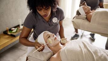 Un entorno de spa donde una persona recibe un tratamiento facial.
