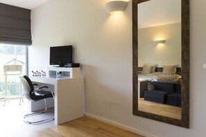 Quarto casal de uso individual | Área de estar | TV de tela plana