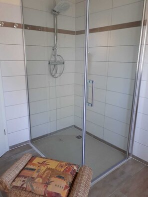 Dusche, Handtücher, Seife, Toilettenpapier