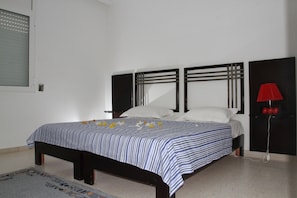 Apartamento júnior, para não fumantes, vista para o jardim | Camas extras/dobráveis (sobretaxa), roupa de cama