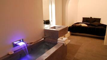 Habitación estándar con 2 camas individuales, para no fumadores | Baño | Tina, tina profunda, bidet, toallas