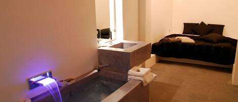 Standard İki Ayrı Yataklı Oda, Sigara İçilmez | Banyo | Küvet, derin küvet, bide, havlu