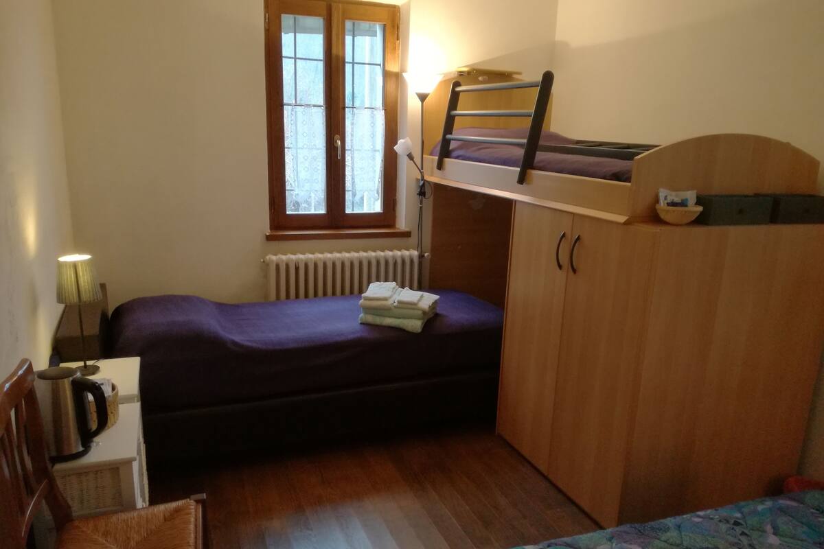 Cots/infant beds, free WiFi