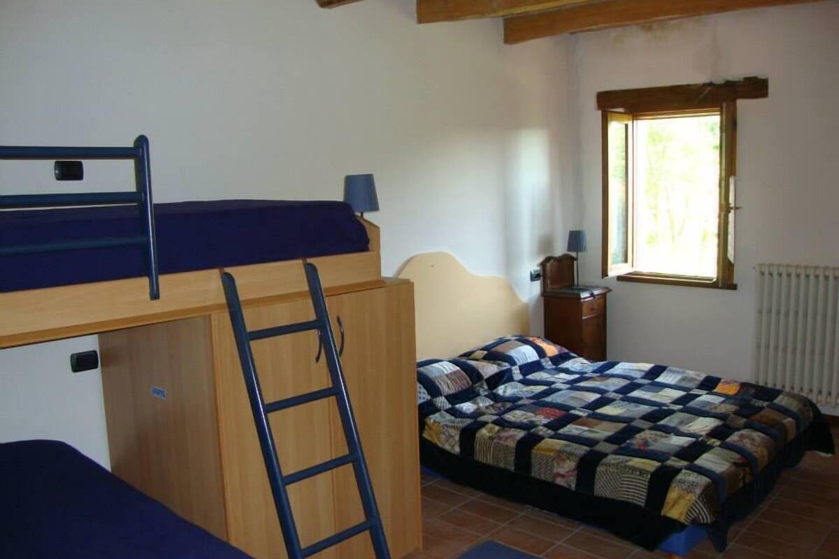 Cots/infant beds, free WiFi