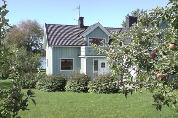 Haus Fridhem vorne, hinten liegt Furensee