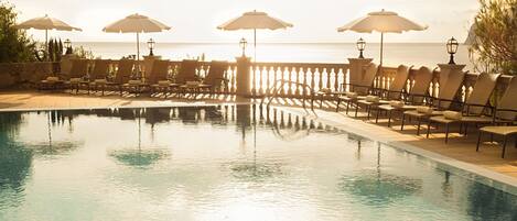 Innendørsbasseng,3 utendørsbassenger, bassengparasoller og solsenger