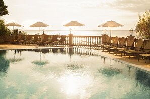 Una piscina techada, 3 piscinas al aire libre, sombrillas
