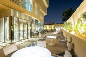 Breakfast, lunch and dinner served - Radisson Blu Hotel & Residence, Riyadh Diplomatic Quarter (Riyadh)
