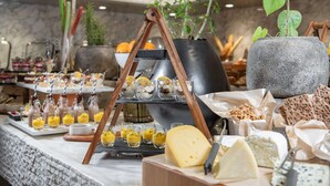 Un buffet con diversi formaggi, frutta e noci.