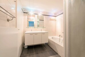 Departamento, 2 habitaciones (Ines 101) | Baño | Tina y regadera independientes 