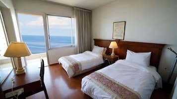 Junior Suite | 1 bedroom, in-room safe, desk, blackout drapes