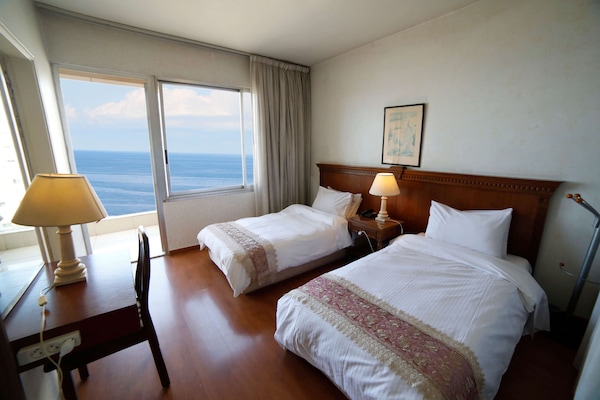 Junior Suite | 1 bedroom, in-room safe, desk, blackout drapes