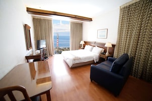 Standard Room | In-room safe, desk, blackout drapes, iron/ironing board