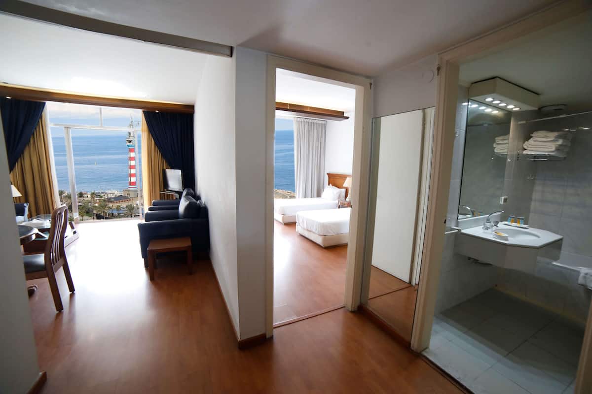 Executive suite | 1 slaapkamer, een kluis op de kamer, een bureau