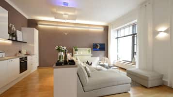 Appartement Design, 2 chambres, accessible aux personnes à mobilité réduite, vue ville (Asante) | Coin séjour | Télévision à écran plat