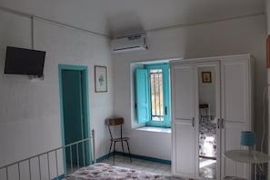 Desk, soundproofing, iron/ironing board, free WiFi