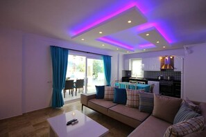 Villa, 2 chambres, piscine privée | Coin séjour | Télévision à écran plat