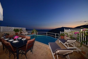 Außenpool, Liegestühle