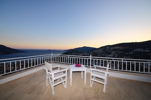 Villa, 5 Schlafzimmer, eigener Pool, Meerblick | Terrasse/Patio