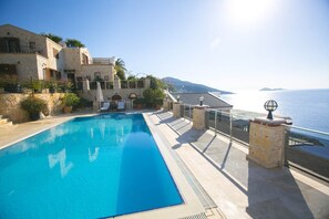 Piscine extérieure, chaises longues
