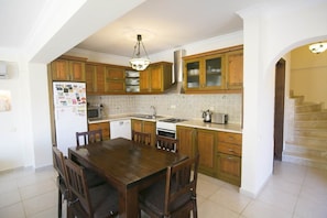 Refrigerador con freezer, microondas, horno, placa de cocina