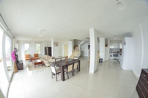 Vila, 4 quartos, piscina particular, vista para o mar | Área de estar | TV de tela plana