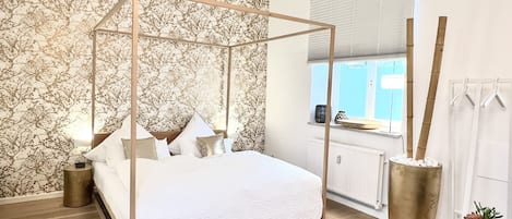 2 habitaciones, escritorio y tabla de planchar con plancha