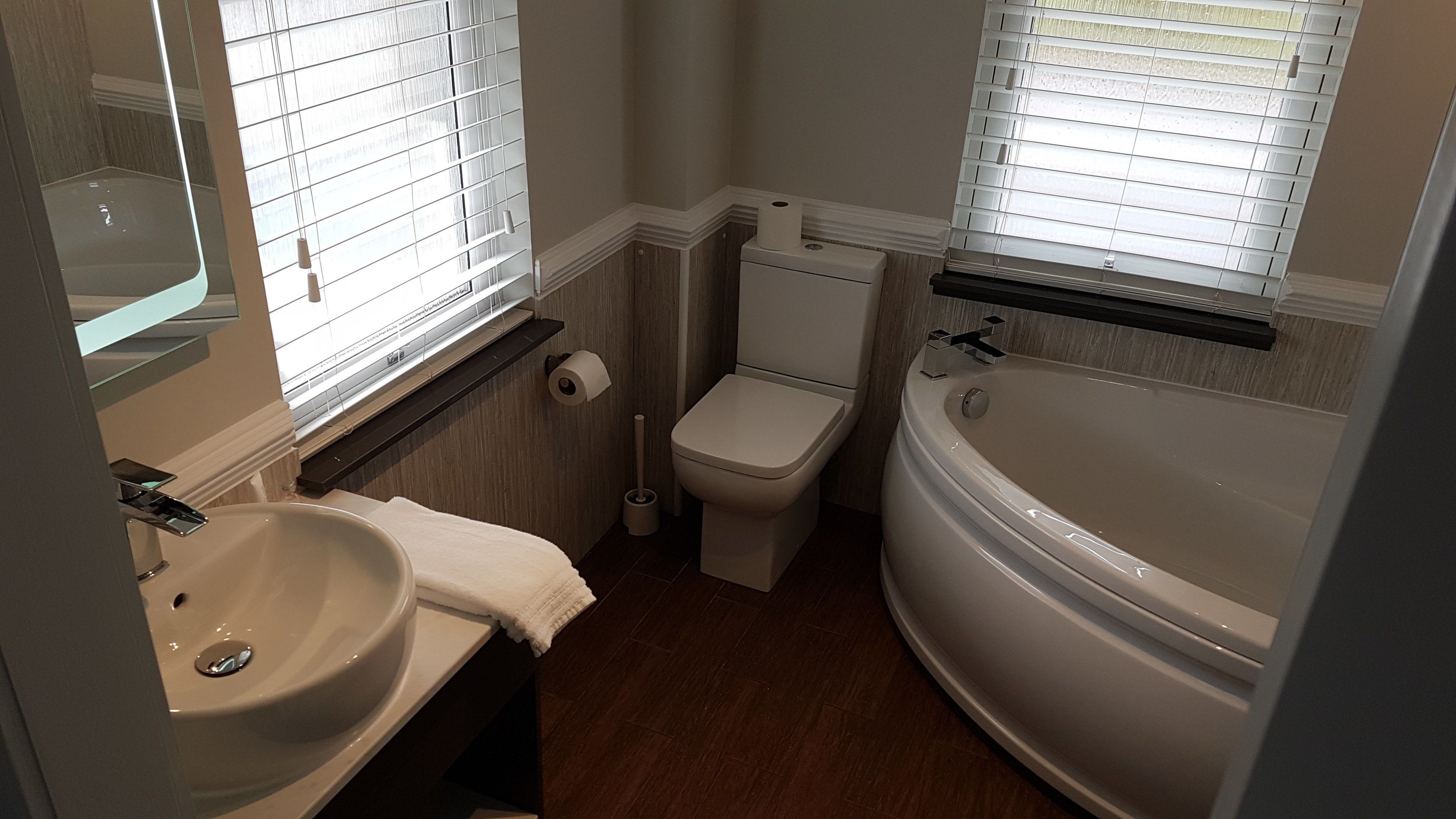 Un baño con lavabo, inodoro y bañera.