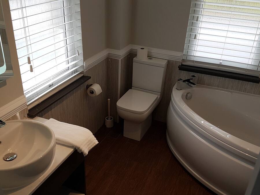 Un baño con lavabo, inodoro y bañera.