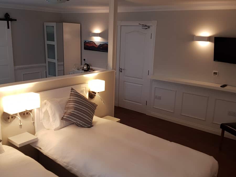 Luksus-dobbeltrom | Sengetøy av topp kvalitet, minibar, blendingsgardiner og lydisolert